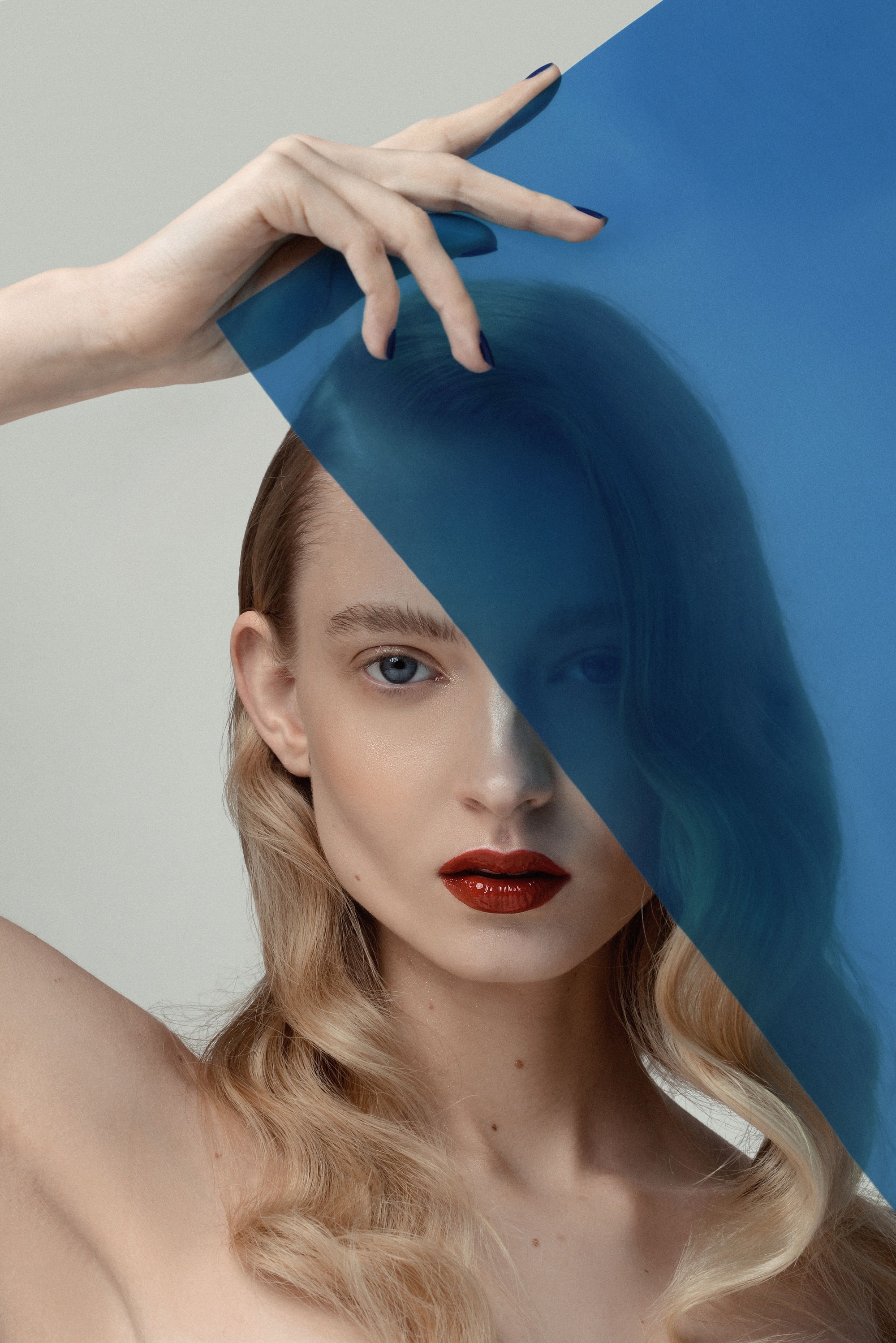 Nikita Lauffer behind a translucent panel
